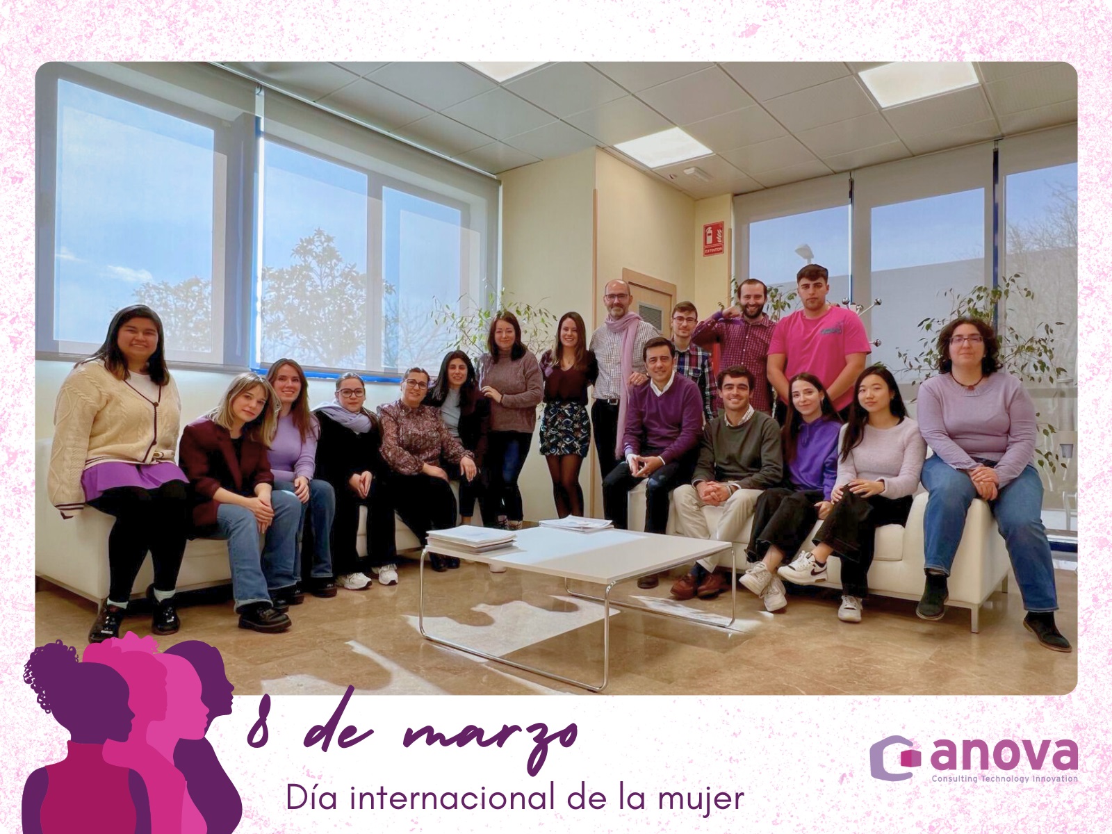 Foto de grupo de Anova con toda la plantilla vistiendo una prensa morada